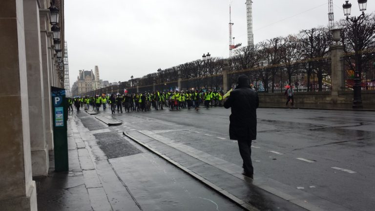 Ute bland gula västar i Paris i lördags