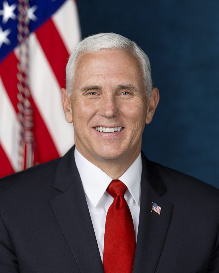 USA:s vicepresident Pence talar och förbereder för krig.
