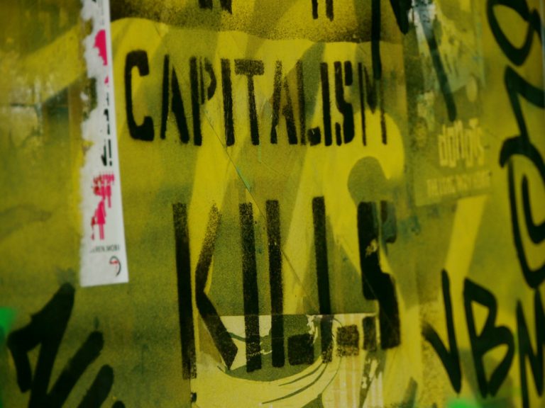 Nästan åtta av tio unga britter skyller bostadskrisen på kapitalismen och två tredjedelar vill leva i ett socialistiskt ekonomiskt system. Hur kommer det sig?