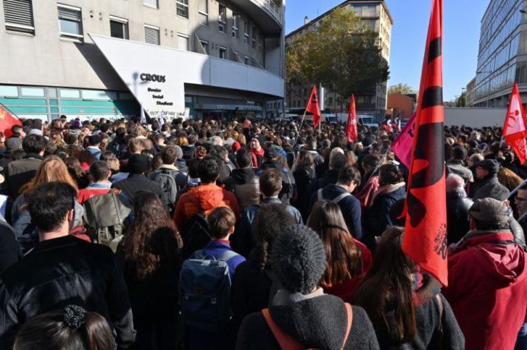 Självmord i protest mot Macron-regimen