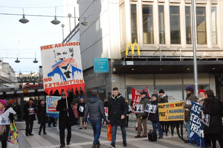 Se och hör manifestationen för Julian Assange på Storget i Stockholm 8 februari 2020.