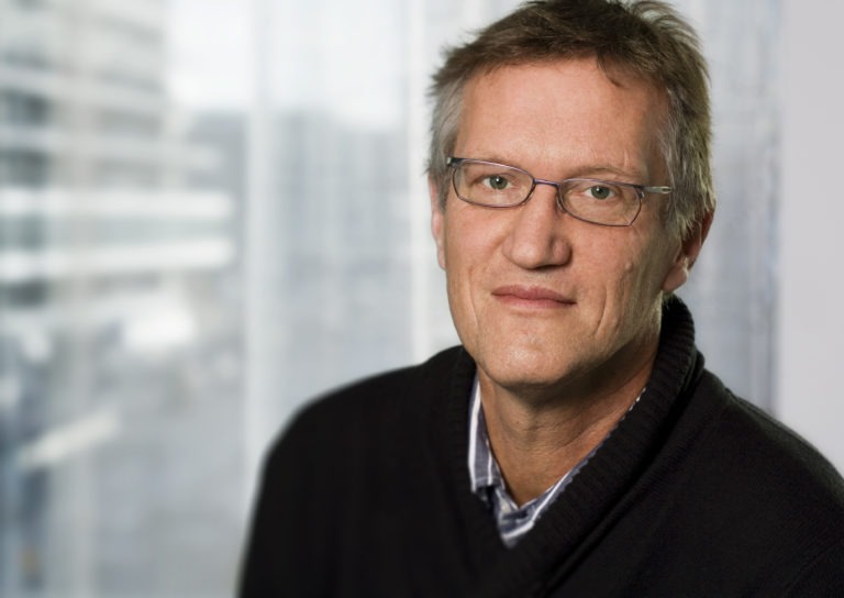 Allt häftigare debatt från forskare om svenska corona-policyn. Anders Tegnell hyllas av en professor men vill avsättas av en annan. Vad gäller?