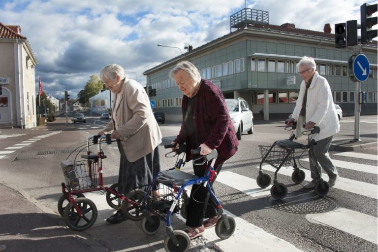 Vad ligger bakom corona-smittan på äldreboenden?