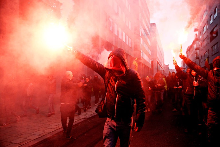 Varning för Högern till höger om Höger