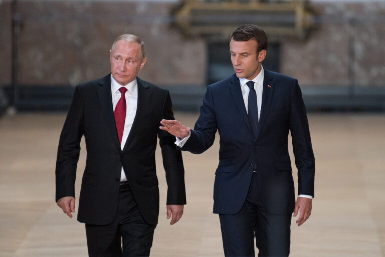 Alex Krainer: Macron varnar Ryssland, uppmanar till återhållsamhet, förbereder sig för krig