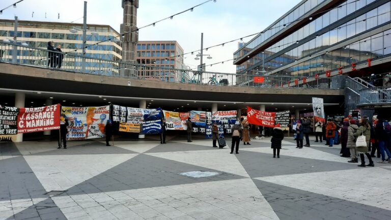 Mycket bra manifestation för Julian Assange och yttrandefrihet på Sergels torg!