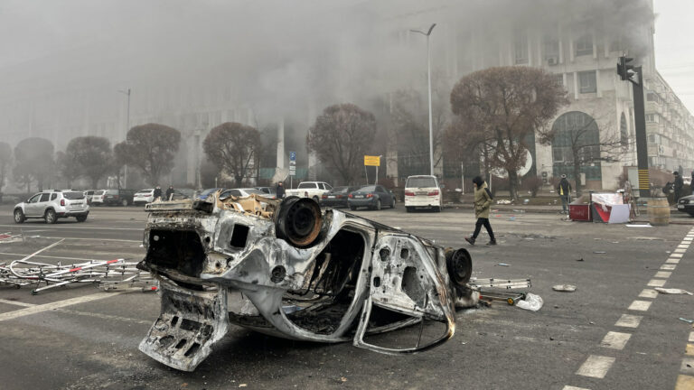 Kan man vara emot den lugna stormningen av Kapitolium och ändå stödja våldsamma protester i Kazakstan?