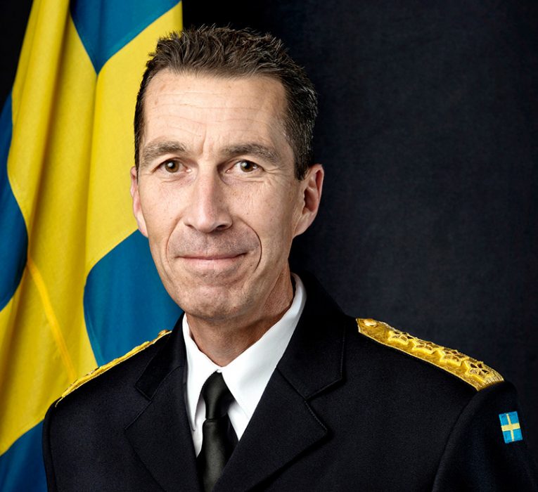 Ser Sveriges överbefälhavare inte till vad som är bäst för Sveriges säkerhet?