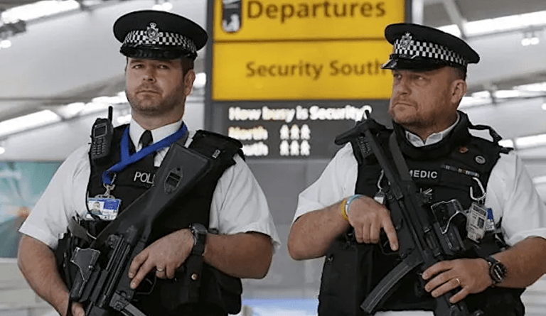 Brittisk polis har gripit grävande journalisten Kit Klarenberg