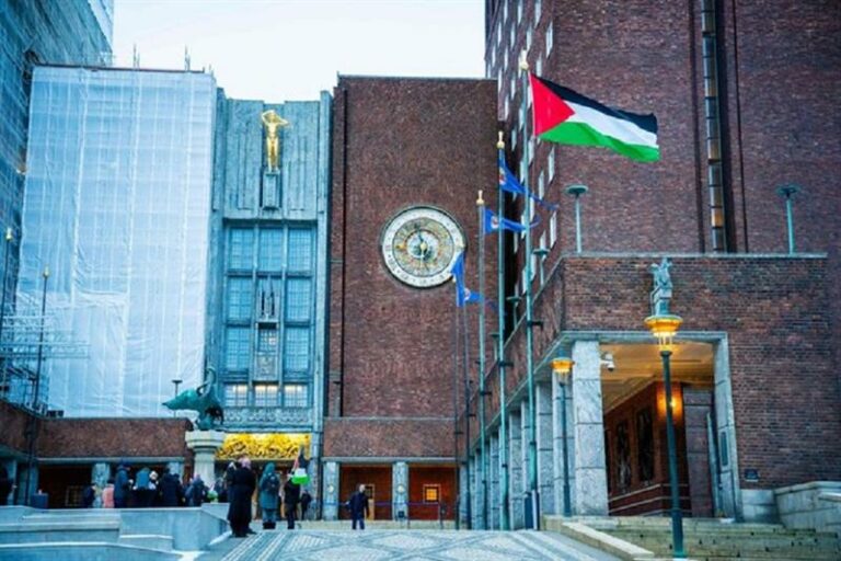 Oslo Stadshus har idag hissat Palestinas flagga