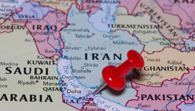 Asymmetriskt ekonomiskt krig: Iran utmanar amerikanska dollarn och kräver att oljan säljs i kinesiska yuan, i samband med att landet riktar sig mot amerikanska företag